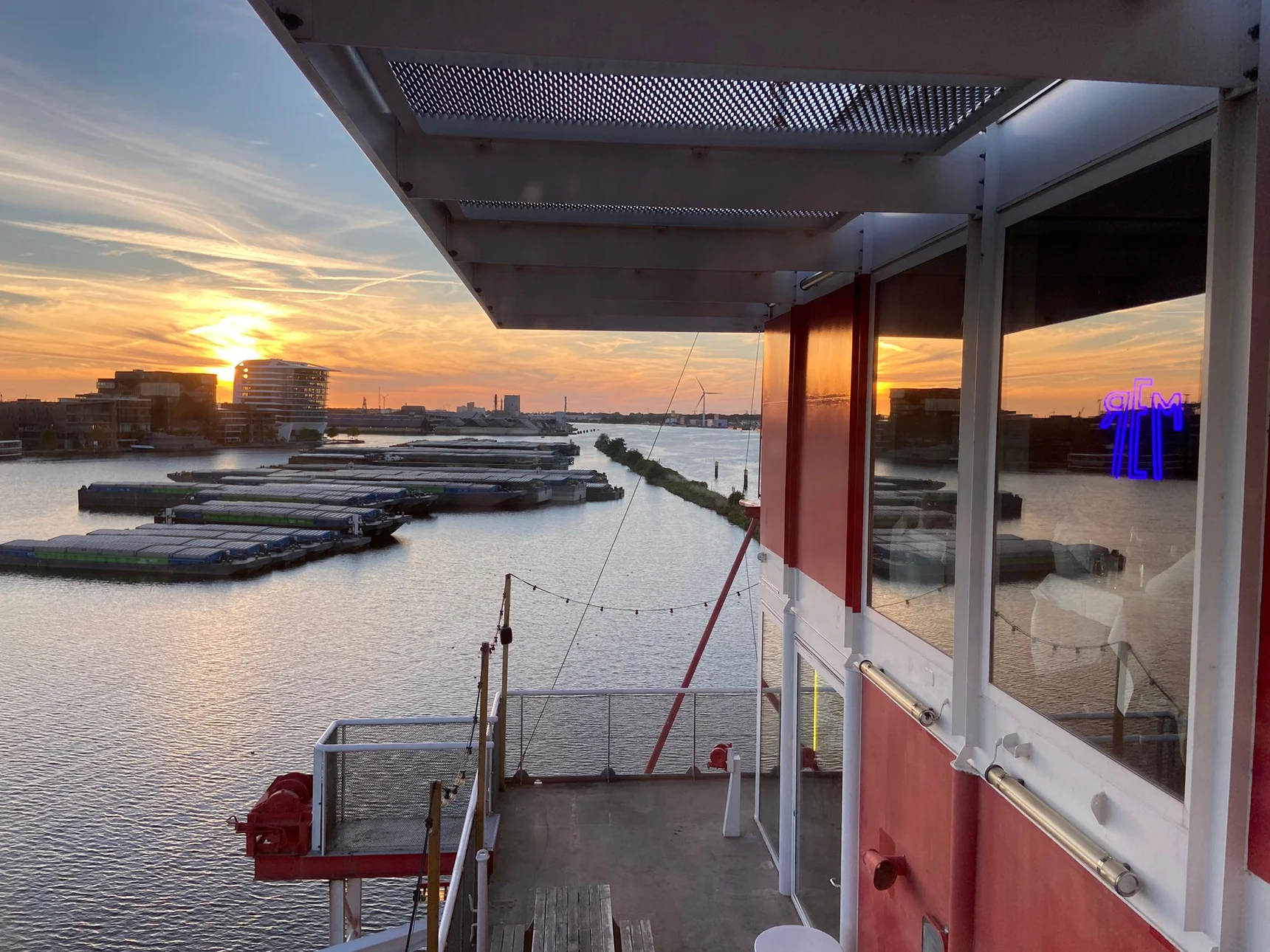 REM bar, restaurant en rooftop