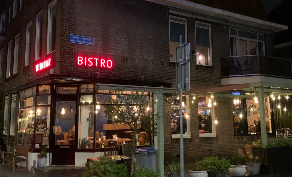 Bij Bistro-Wijnbar de Avonden wordt niet alleen je glas gevuld