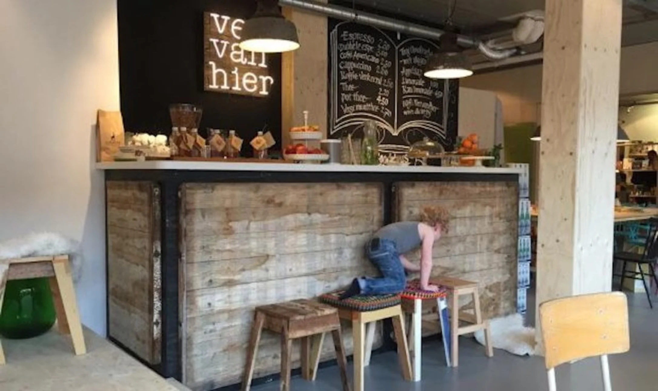 Op de bank bij Ver van Hier met goede koffie en een boek