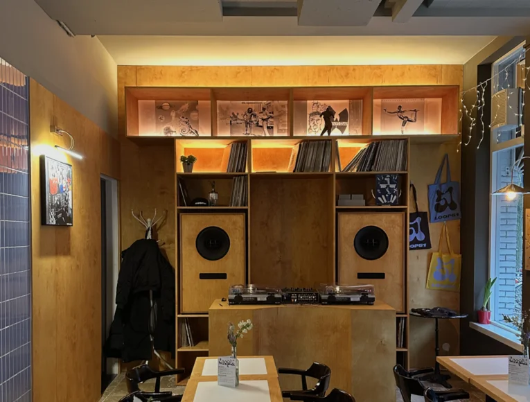 10x vinyl- en listening bars in Amsterdam waar je ook lekker kunt eten en drinken