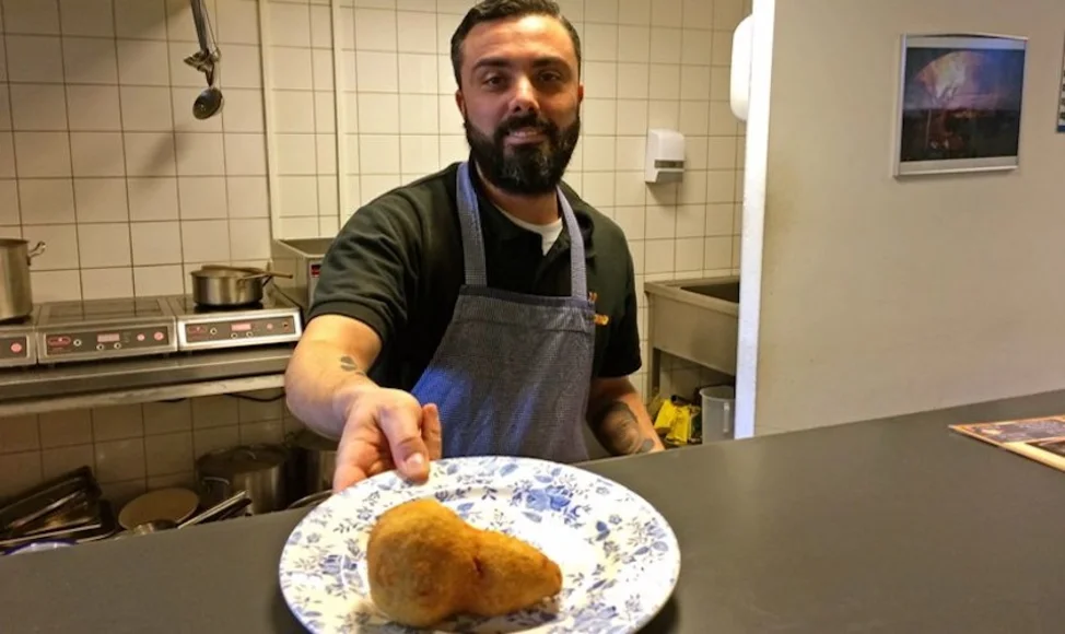 Siciliaanse rijstballetjes en verse cannoli bij L’Arancino