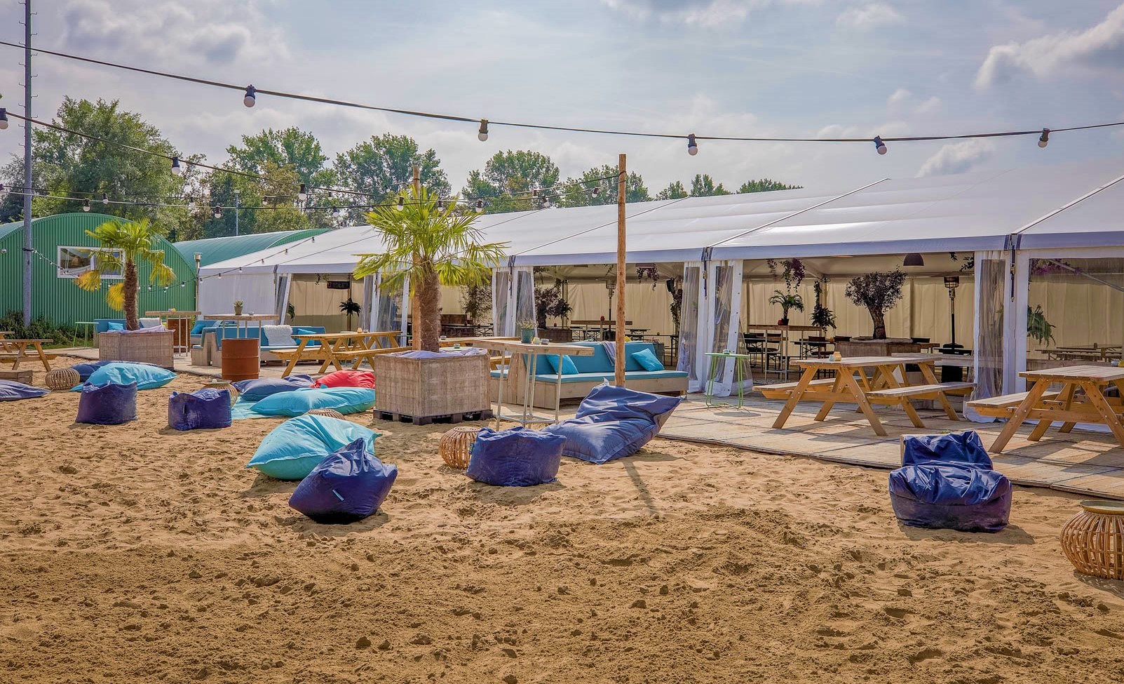 Beachclub met stadsstrand Amsterdam.jpg