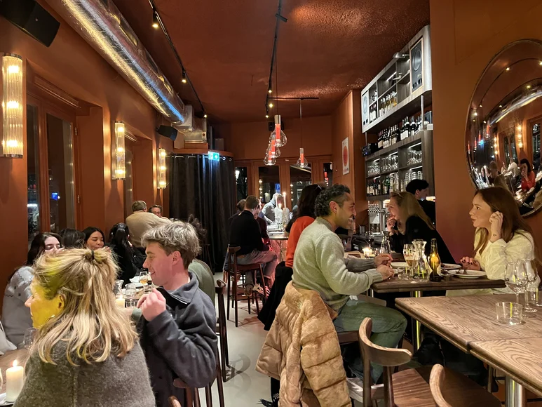 Dame aan de kade geeft smaak aan het rustige deel van de Pijp