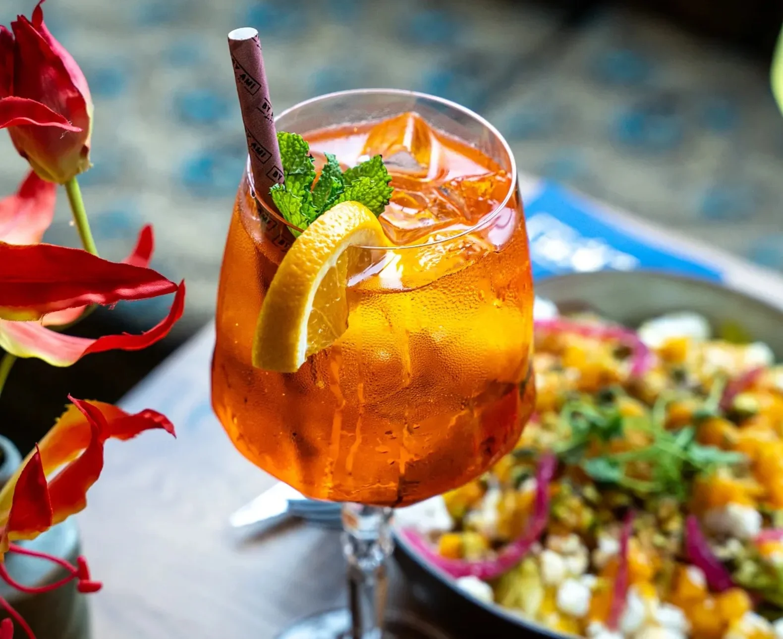 By AMI Café en RET brengen een voordelig driegangenmenu met cocktail naar de Wijnhaven