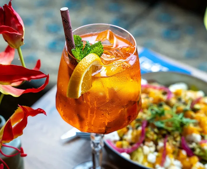 By AMI Café en RET brengen een voordelig driegangenmenu met cocktail naar de Wijnhaven