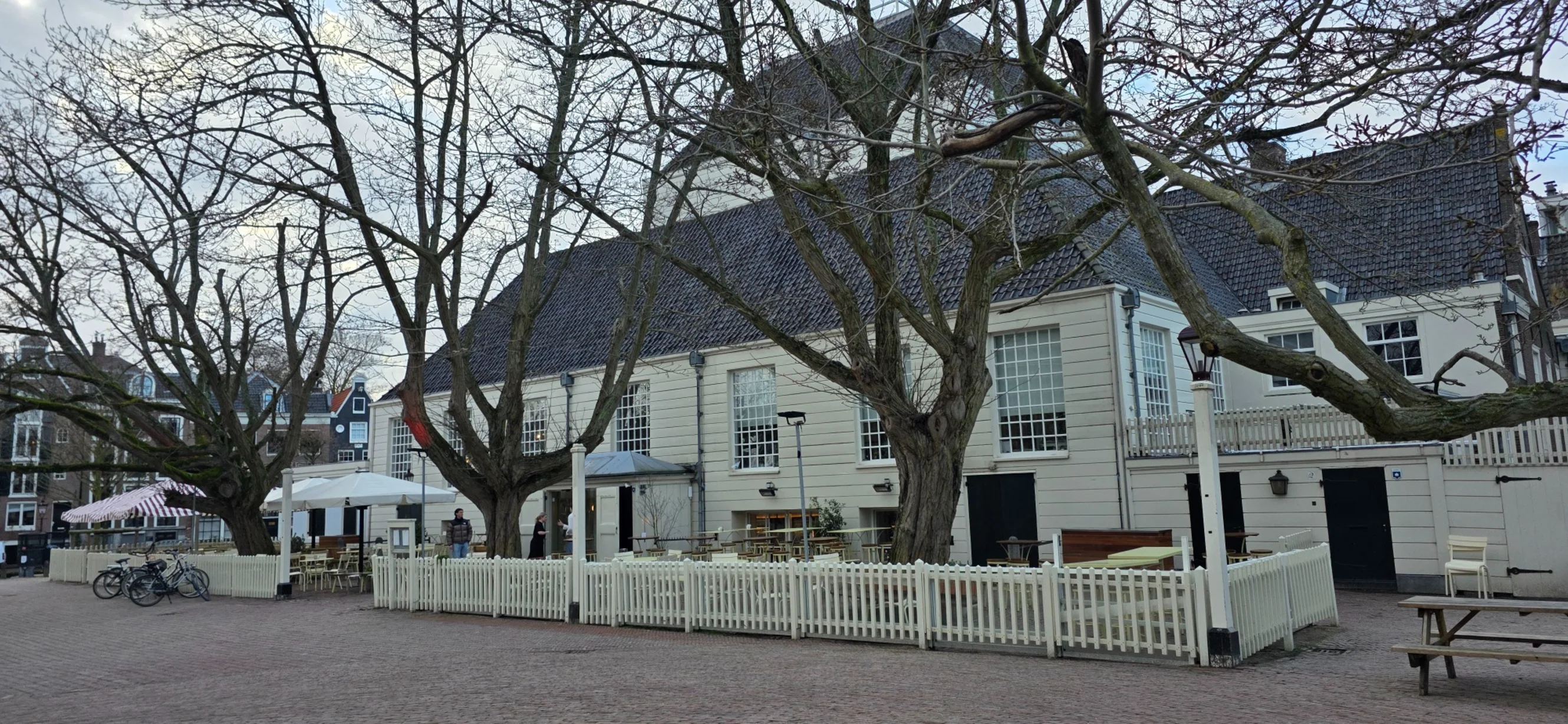 Meyer zit aan het mooiste plein van Amsterdam