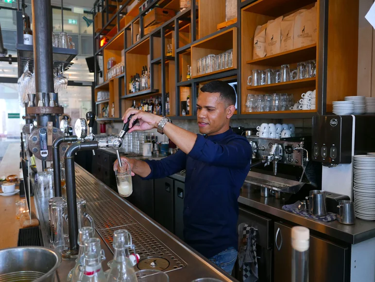 Ryan werkt als freelancer in de horeca: 'van restaurants, nachtclubs tot hotels, ik kom eigenlijk overal!'