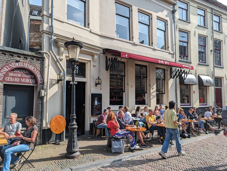 Parijse sferen en Utrechtse bites op het terras van Bar Bet