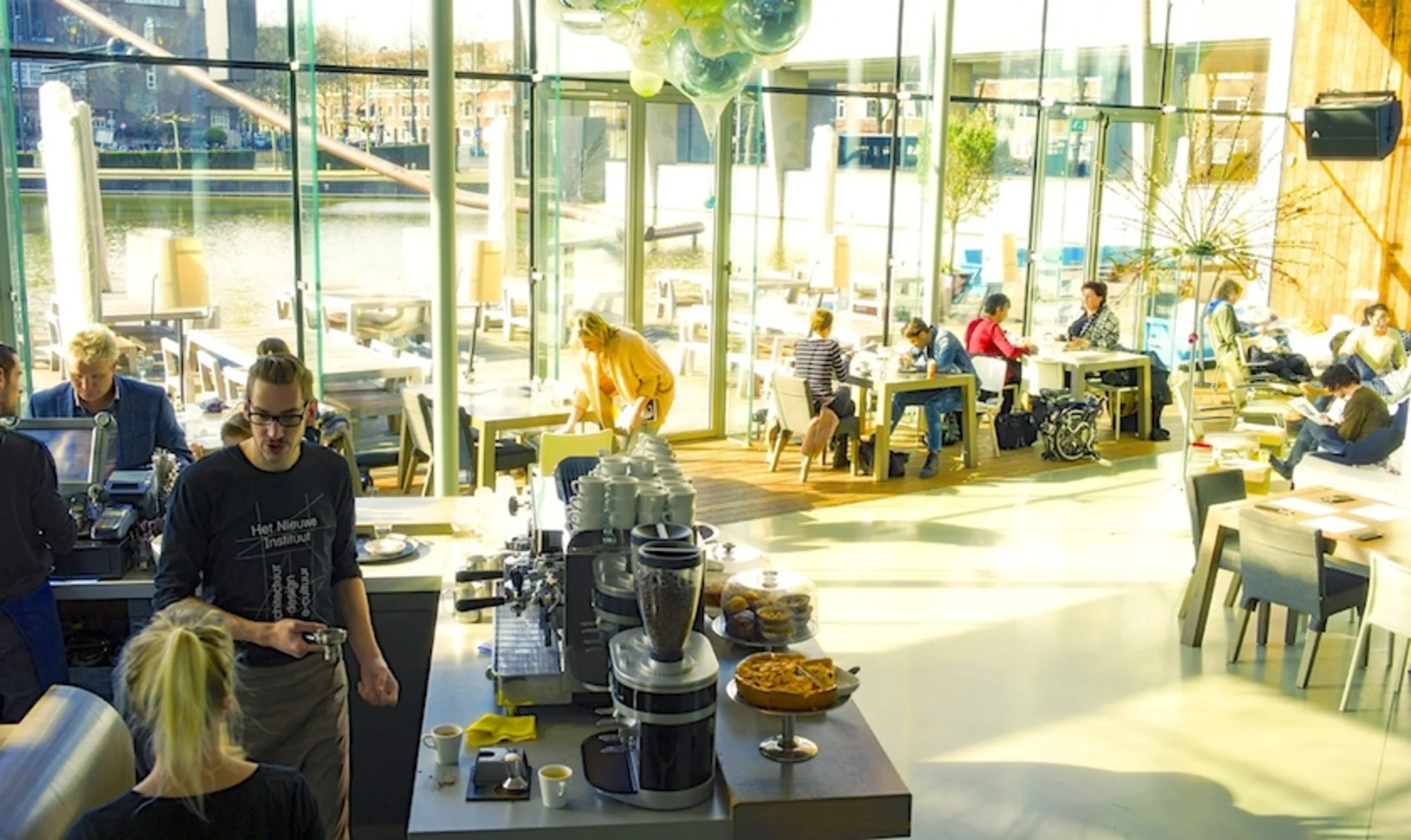 Achter glas genieten van lekker zonnetje bij HNi-Café