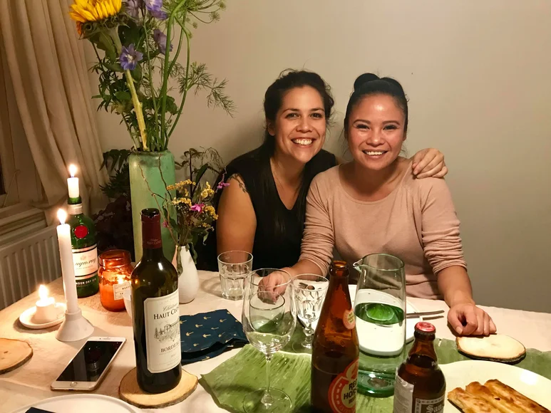 Wat schaft de pot? Aan tafel bij de Filipijnse Precilla en Michelle