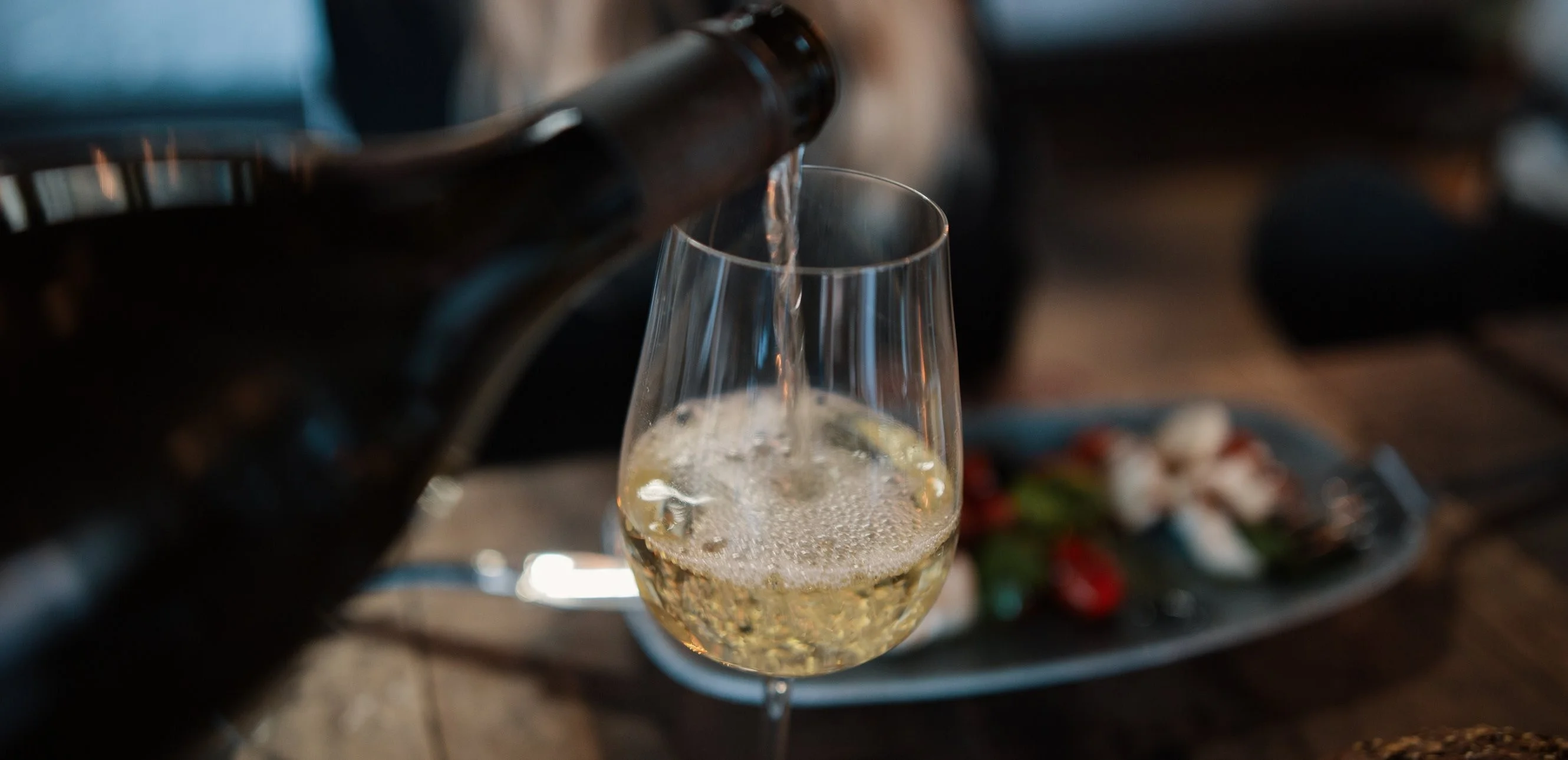 Wijnen, wijnen en nog meer wijnen drink je bij deze wijnbars in Amsterdam