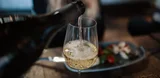 Wijnen, wijnen en nog meer wijnen drink je bij deze wijnbars in Amsterdam