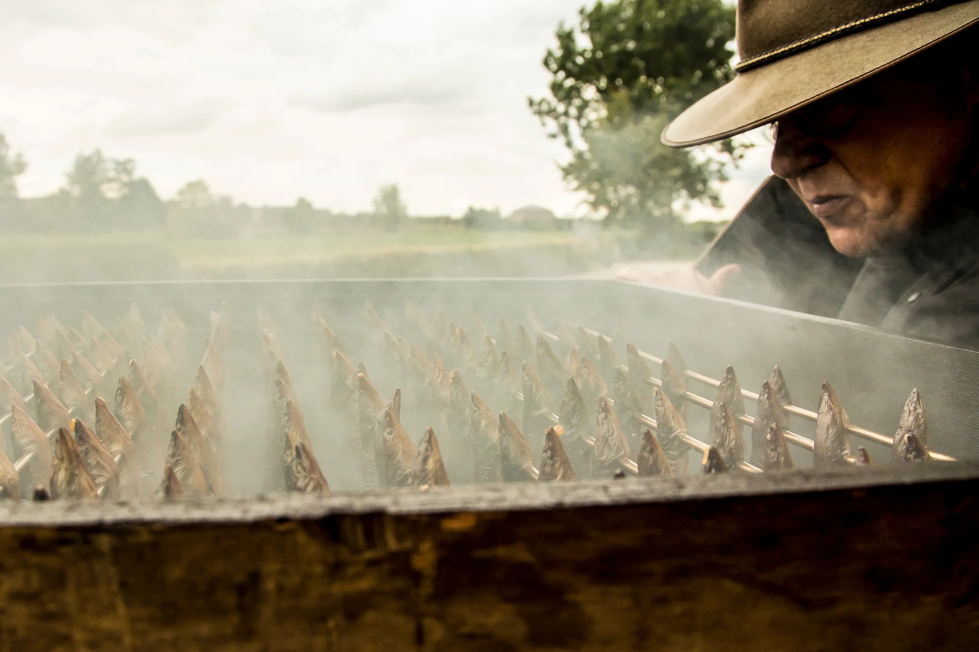 Friese ambacht ventend over de Amsterdamse grachten