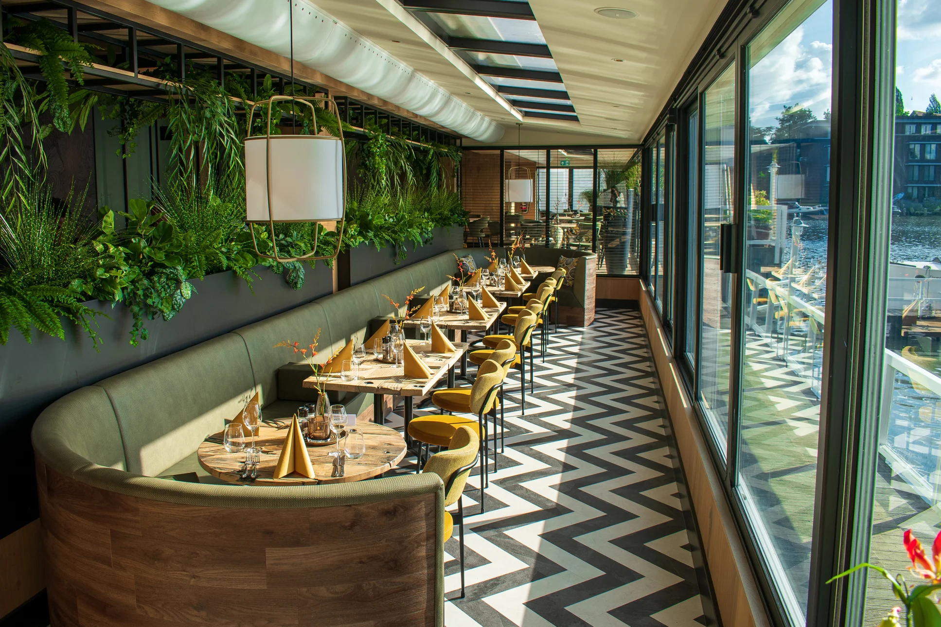 Dineren met uitzicht over de Bergse Plas bij zomerrestaurant Lommerrijk