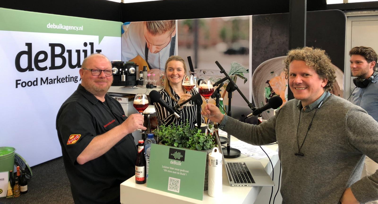Vertical farming? Stand up eating? Wij praten je bij in de nieuwe podcast serie: de Buik Live