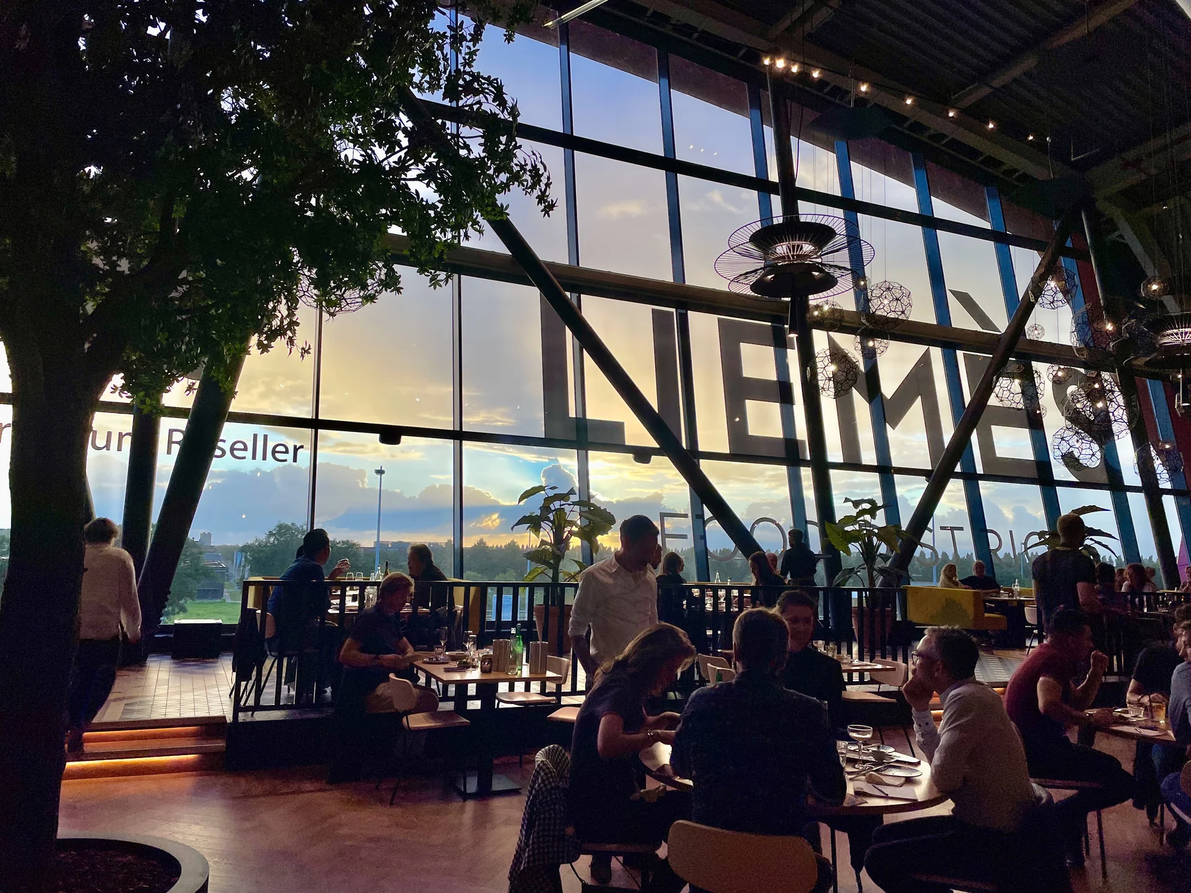 Liemès Food District