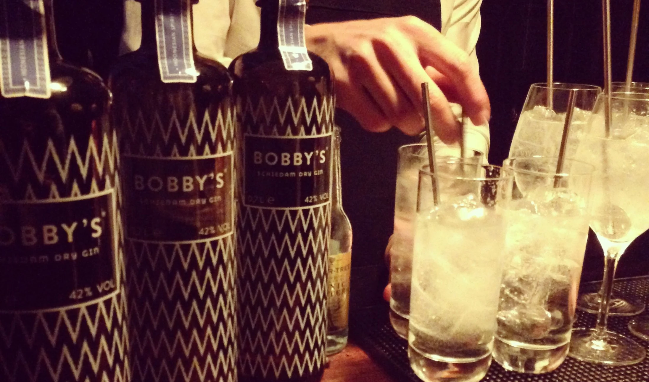 Stoere gasten maken gin naar recept van opa Bobby