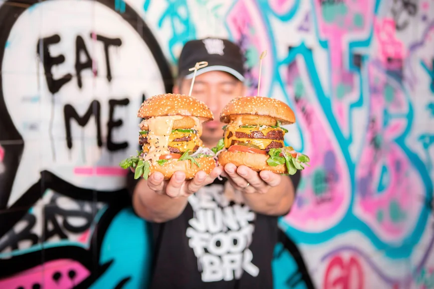 Mateloos populair: 4 vestigingen en nog steeds rijen bij Vegan Junk Food Bar