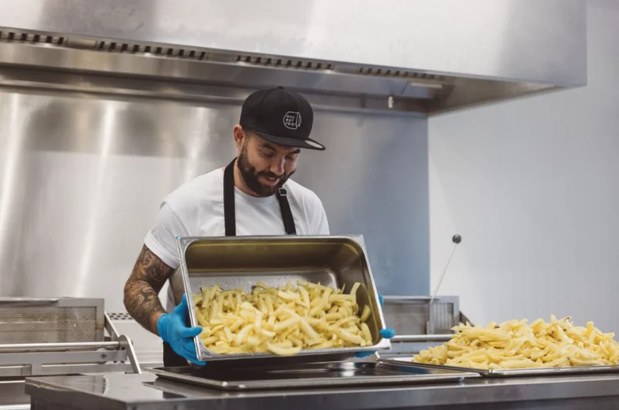 Frietbaas Kevin de Roos gaat weer bakken in bekendste snackbar van Rotterdam