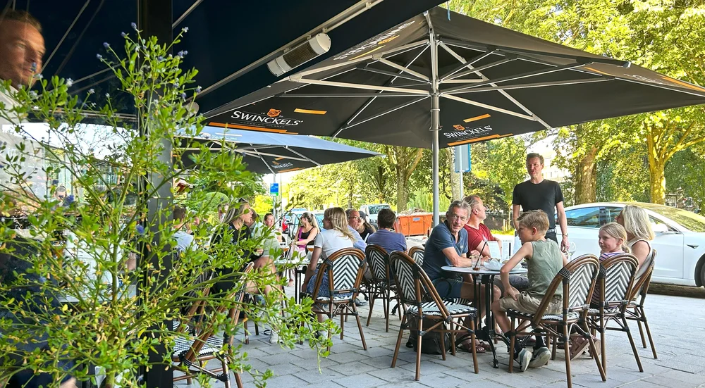 Het terras op bij Statencafé in Blijdorp
