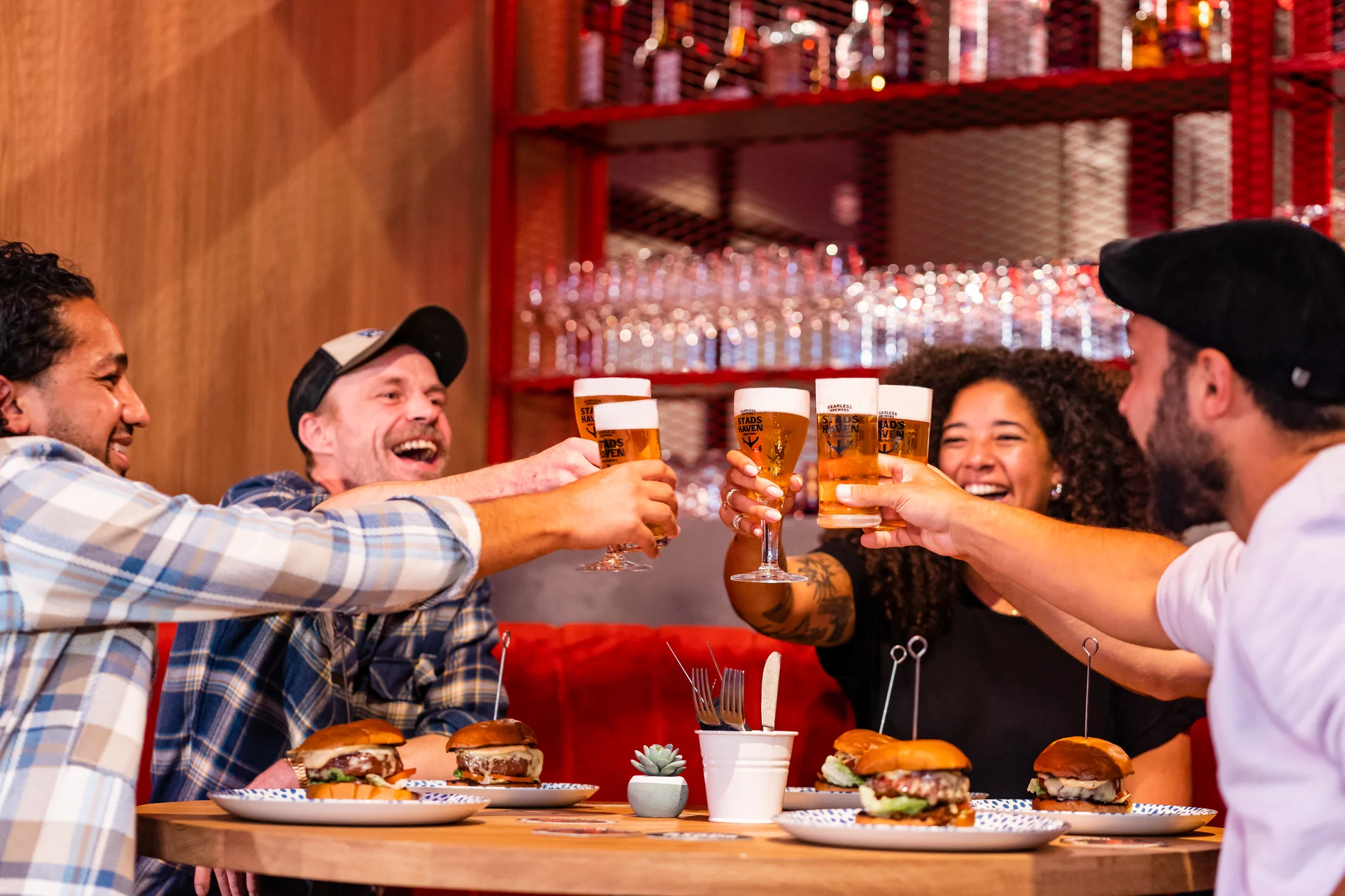 Speciaalbiertje op het huis van Stadshaven Brouwerij met de RET