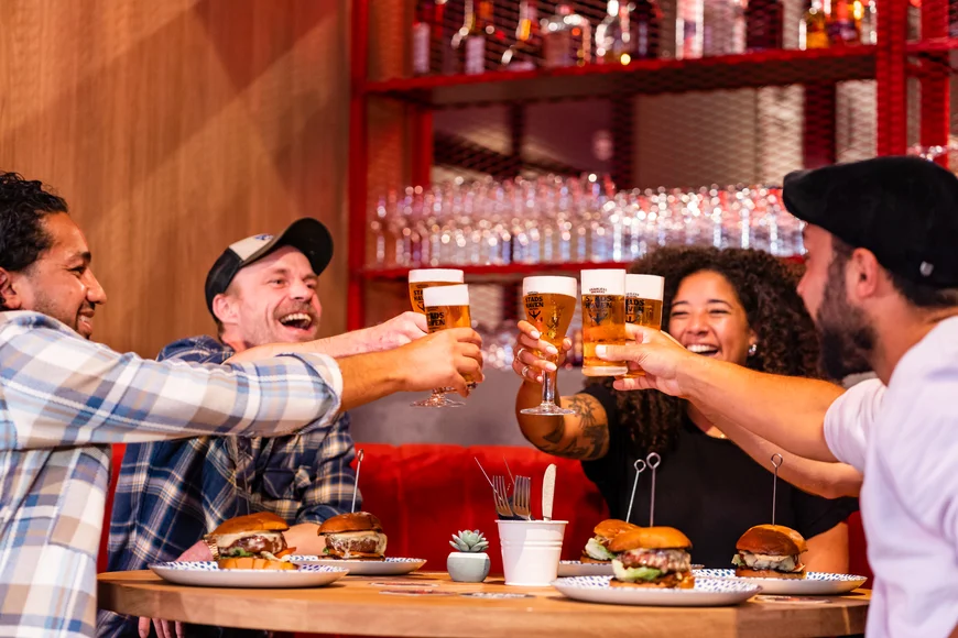 Speciaalbiertje op het huis van Stadshaven Brouwerij met de RET