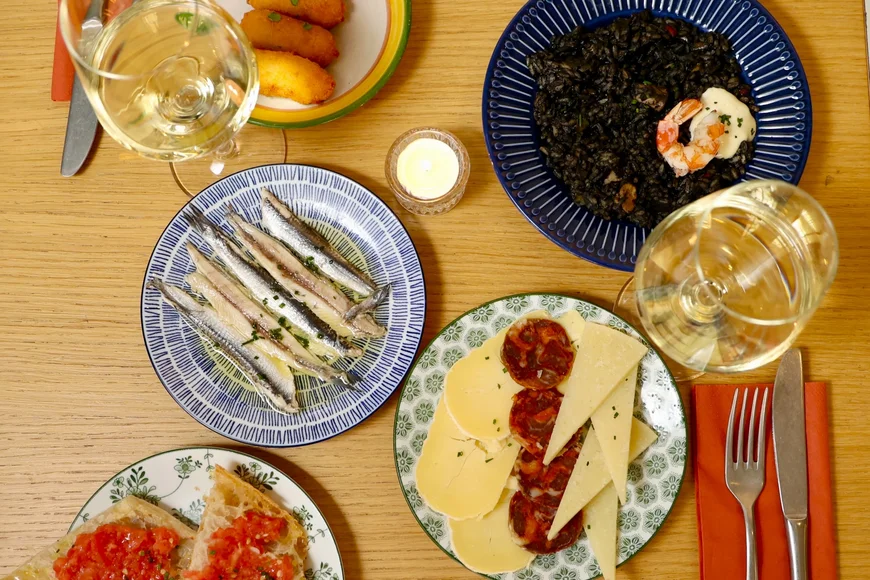 Patatas bravas van het huis bij La Tapadera via de RET