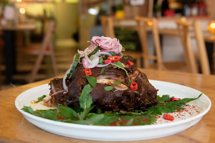 Op je Paasbest met de Sticky Spareribs van De Vrouw met de Baard