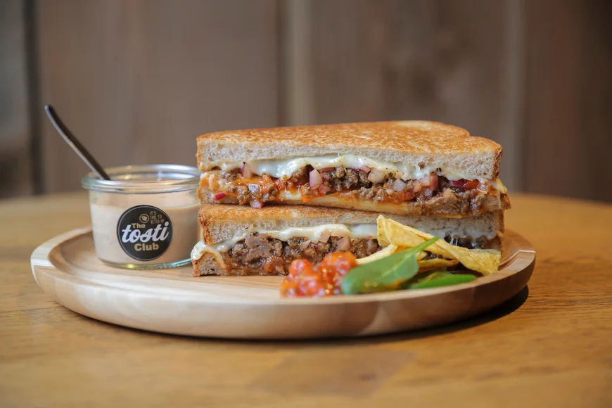 Bij The Tosti Club in de Pijp eet je tosti’s van 18 mm dik brood