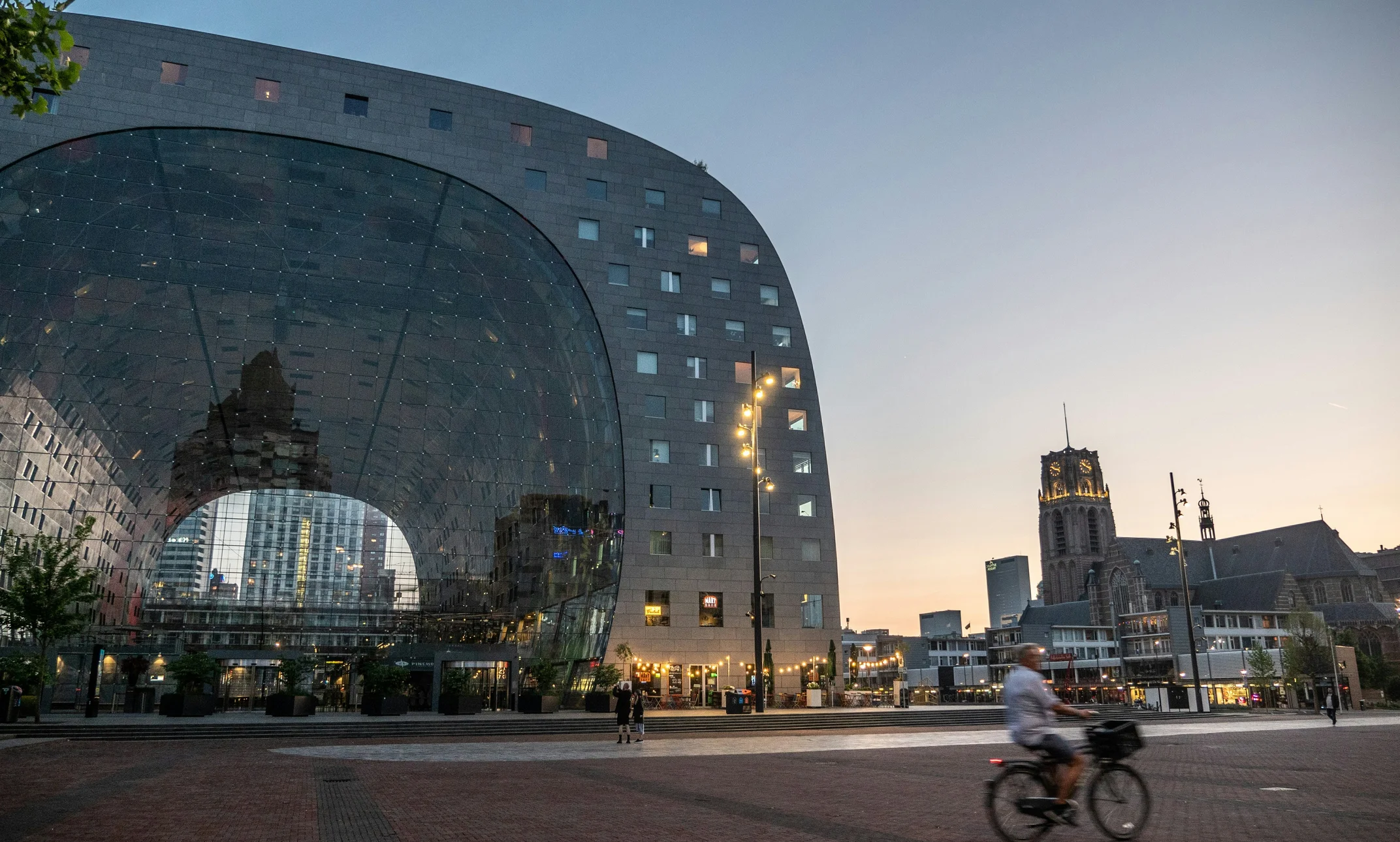 Wereldse wintervieringen in de Markthal