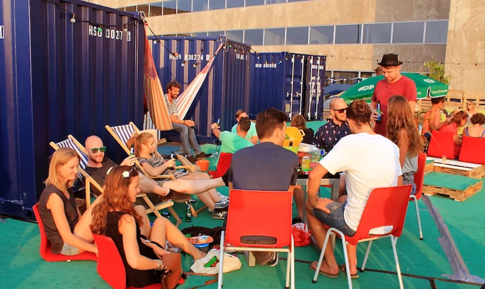 Social BBQ en bier in buckets op het DÂK