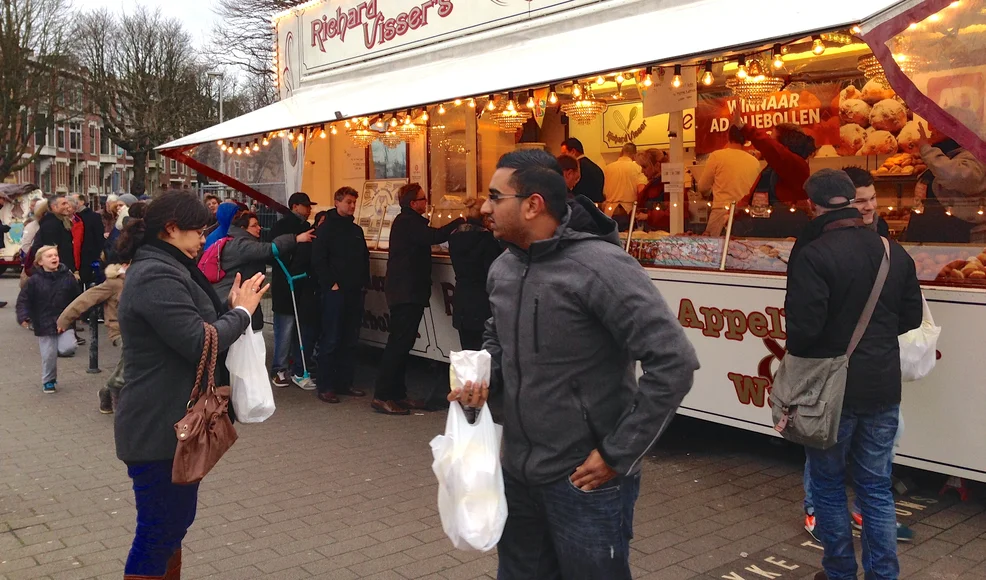 Lang in de rij staan voor beste oliebol van Nederland