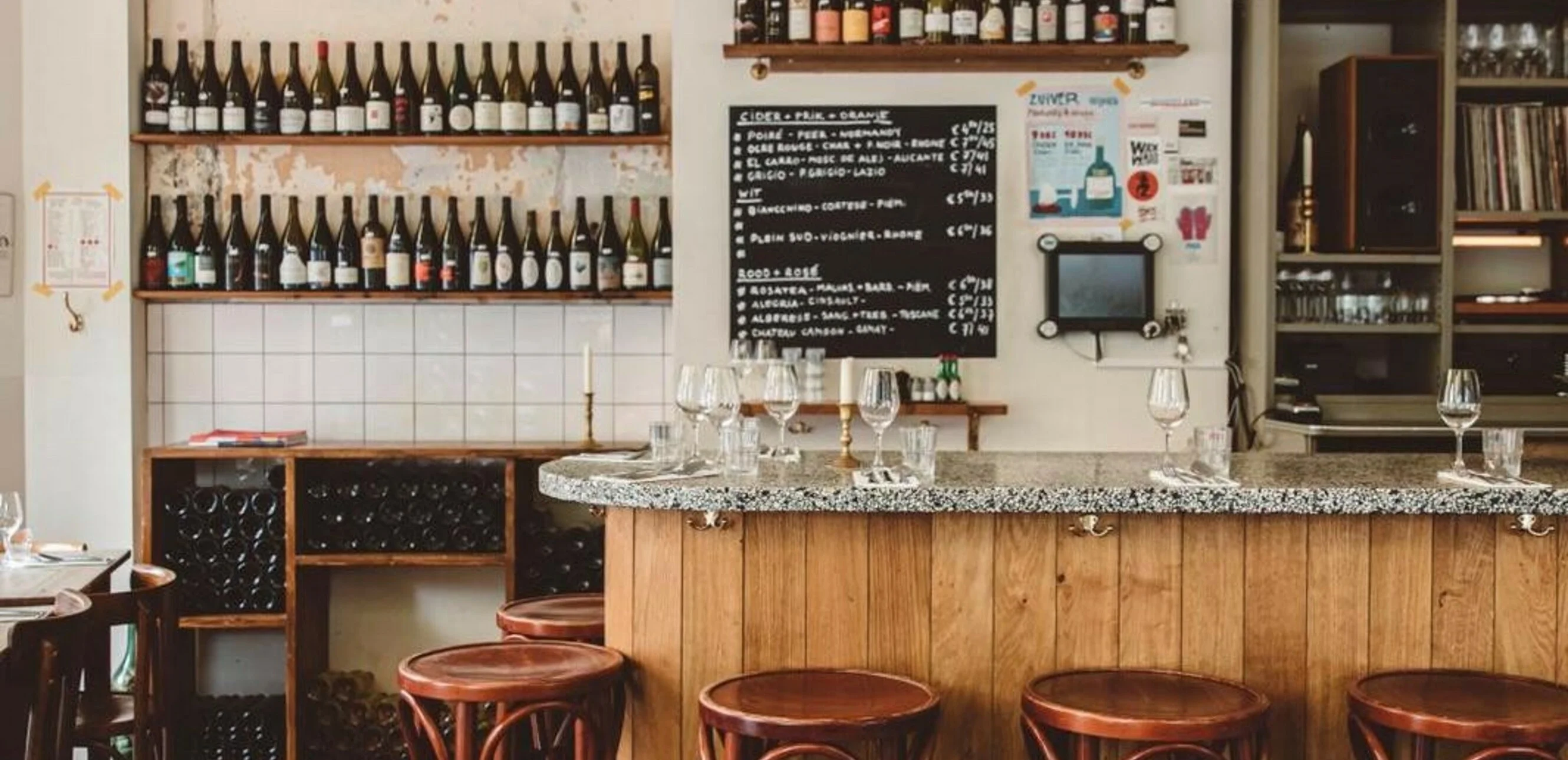 cafe binnenvisser interieur - restobar natuurwijn - de Buik van Amsterdam.jpg