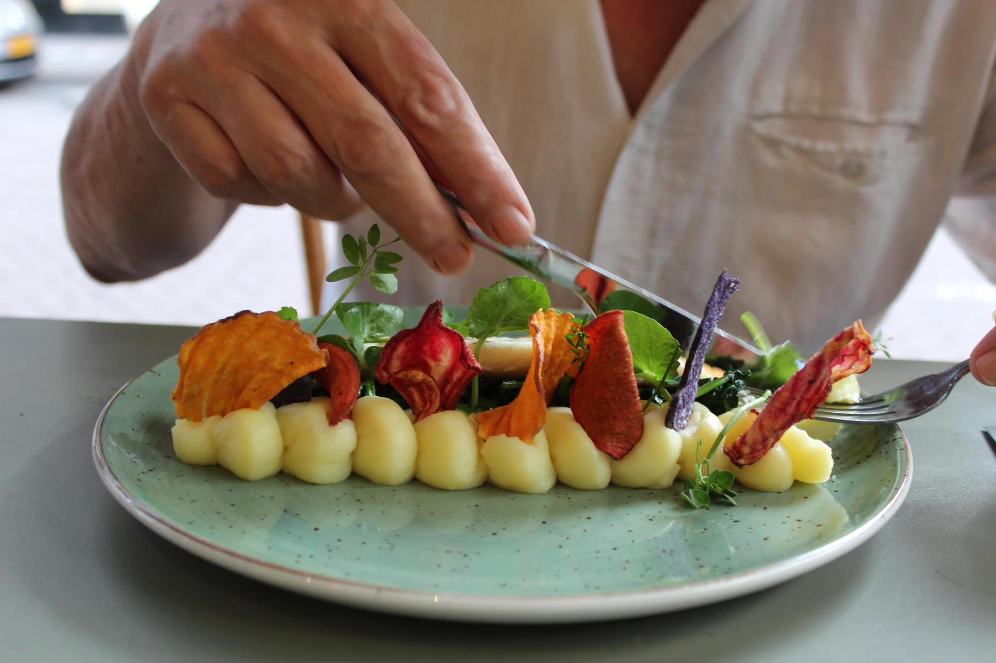 Meer mediterraan, meer vegetarisch en minder friet op het zomermenu van Stadsbrasserie Dudok