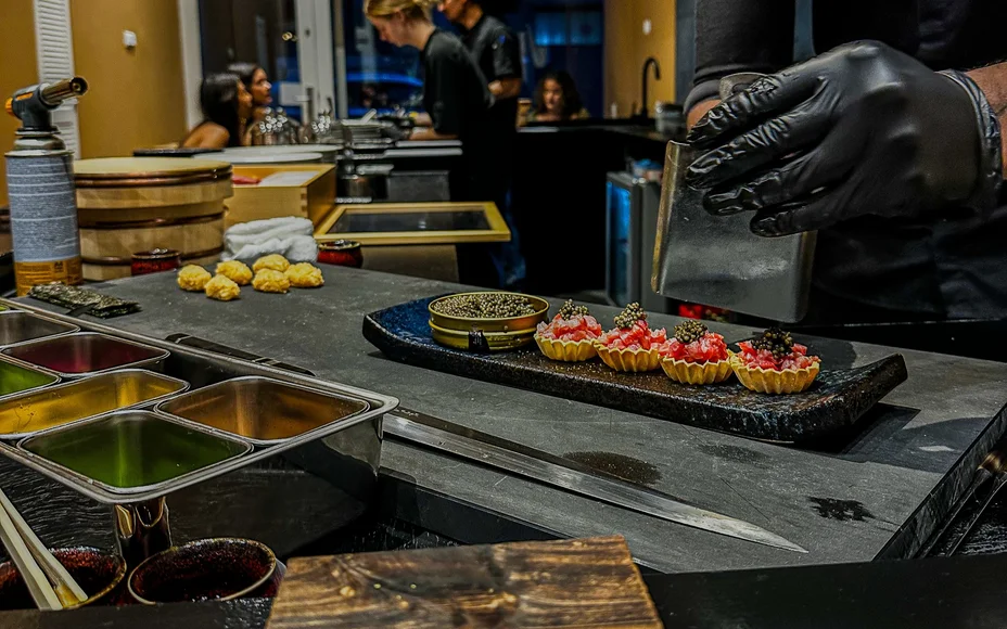 Chef’s Table Rotterdam: bij Jazz House Sushi bereidt Ricky sushi voor je neus